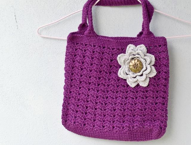 Háčkovaná kabelka. kabelka dárek taška květina fialová dívčí elegantní dáreček žena dáma květ dámská kytka elegance lila dívka ženská 