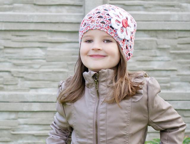 Žíhaná čepička s bílým květem květina podzim čepice jarní čepička holčička holčičí dívčí elegantní bílá jaro květinka květ kytička kytka dětská dívka holka podzimní kvítek čepka slušivá dívenka holčina 