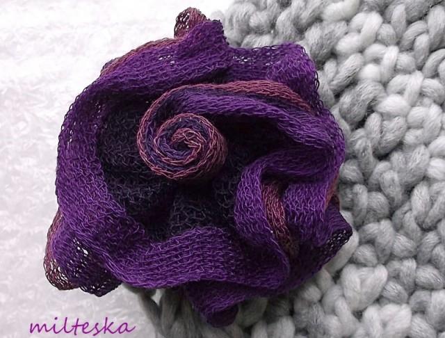 fialka tří barev-brož brož sponka doplněk vlasy fialová růže šála barevná květ moda čelenka aplikace brožka lila šitá kvítek bordó příze textilní lepení lepená . šaty 