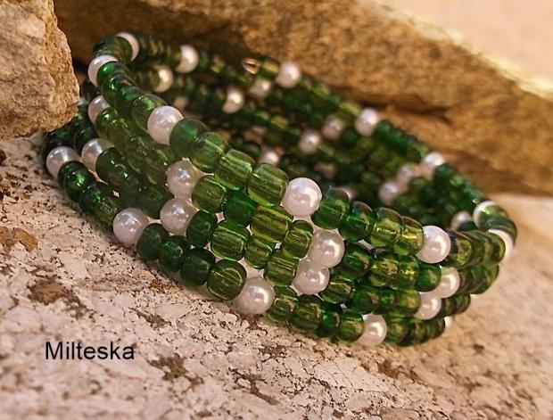 náramek-zelenobílý(pr.5 a 5,5 cm) náramek korálky zelená bílá perličky rokajl voskované modní doplněk 