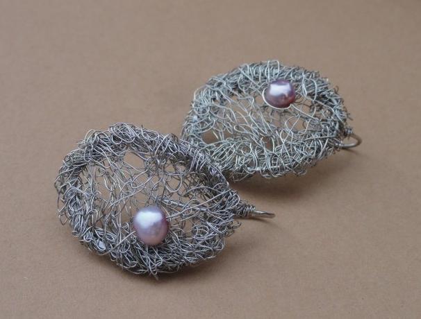 splétané vlnky s říční perlou