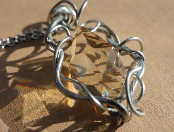 tak trošku vintage přívěsek přívěsek drát zlatá žlutá béžová řetízek nerez swarovski chirurgická ocel pro alergiky polygon 