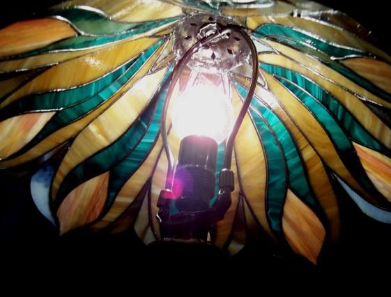 Lampa s motivem pavích per II.