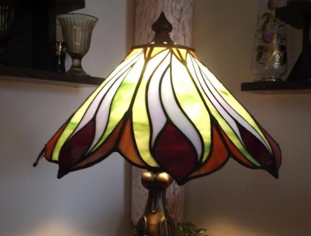 Tiffany lampa s motivem pavích per lampa tiffany vitráž paví pera 