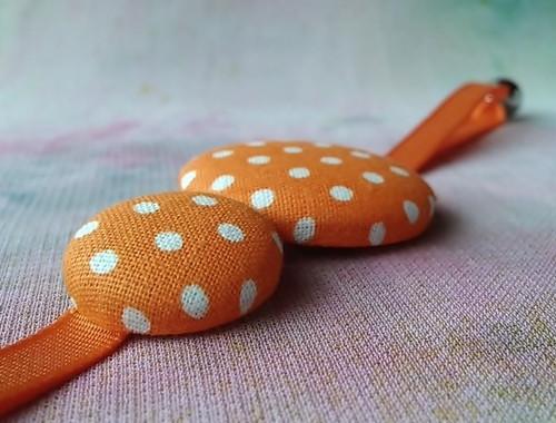 Butonkový náramek Oranž s puntíkem náramek náušnice oranžová letní láska puntík léto slunce pomeranč sluneční tečka button buton magnet alergie buttonky 