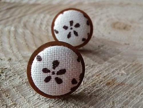 Náušnice v dřevěném lůžku dřevo náušnice květina bílá láska hnědá pecky léto kytka elegance ocel button buton alergie buttonky strakaté zarážky 