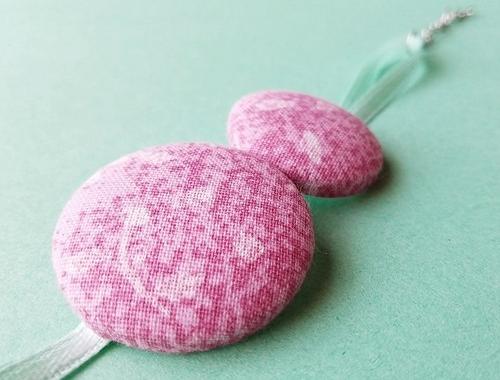 Butonkový náramek Na mentolu náramek zelená stuha růžová letní láska růže léto mentol stužka button bordo buton alergie sladká 
