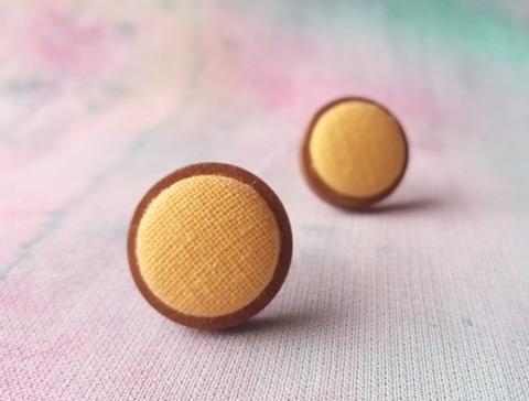 Náušnice v dřevěném lůžku dřevo náušnice láska žlutá léto elegance ocel button buton alergie buttonky 