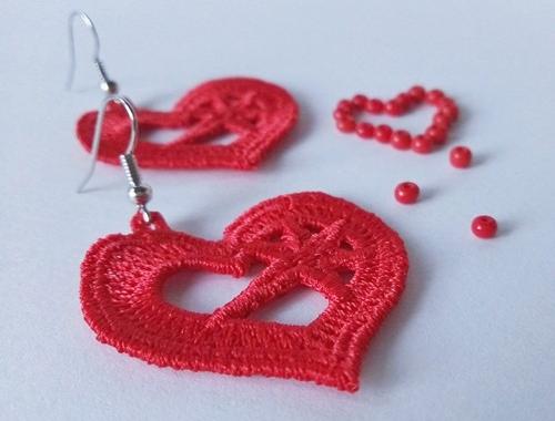 Náušnice Srdce z nitek červené červená srdce náušnice láska svatba krajka valentýn svatební háček rudá slavnost nevěsta družička do uší šitá krajka nitka 