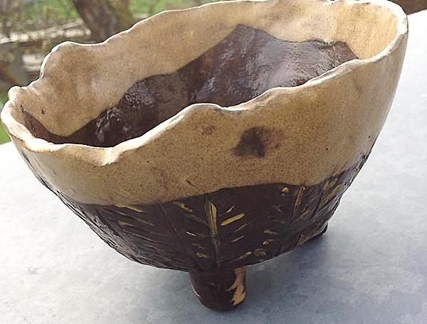 Trojnožka - miska na cokoli doplněk bytový černá hnědá dekorační miska nohy keramická tři kaktus 