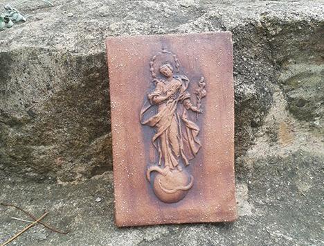 hnědá Immaculata III dekorace keramická chalupa maria kachel 
