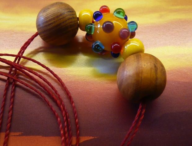 Veselý náhrdelník TIP-TOP YELLOW dívčí vinutka žlutá dámský žlutý skleněný skleněné dřevěné korálky yellow barevný náhrdelník letní šperk náhrdelník s vinutkou bodlinatý korálek s bodlinami 