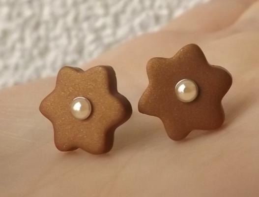 Puzety kytičky hnědé s kabošonem kamínky náušnice hnědá kytičky kytička swarovski fimo korálek bronzová meruňková kabošon puzety skleněné polymerové hmoty hot-fix 