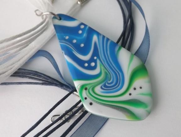 Přívěsek Noa kravata, výběr návleku náhrdelník zelená modrá bílá polymery fimo voskované vzor abstraktní stužka šňůrky polymerové hmoty 