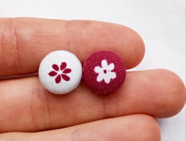 Inverzní květy–buttonkové náušnice náušnice látka náušničky náušky květinky puzetky puzety puzetové button buttony buton buttonky látkové potahované puzetkové buttonkové bílé náušnice červené náušnice potahování květinové náušnice drobné náušnice vínové náušnice butonkové veselé náušnice látkové náušnice náušnice s květinami inverze dívčí náušnice červenobílé náušnice 