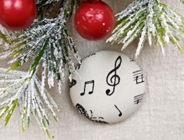 Krémová hudební brož brož bavlna černá brožka hudba placka button bavlněná noty notičky odznak houslový klíč music kulatá brož pro hudebnici látková brož brošňa hudební brož hudební placka hudební odznak brož pro muzikanty béžová brož světlá brož 