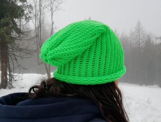Pletená spadlá čepice (neon-zelená)
