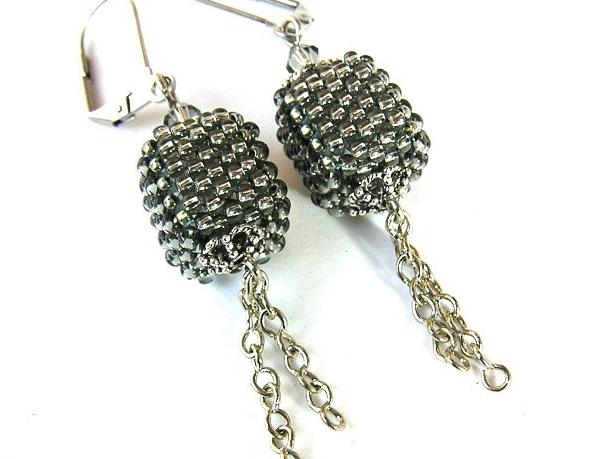 Šedostříbrné kostky náušnice šedá kostky šité swarovski stříbrná dlouhé obšívané krychličky krychle 