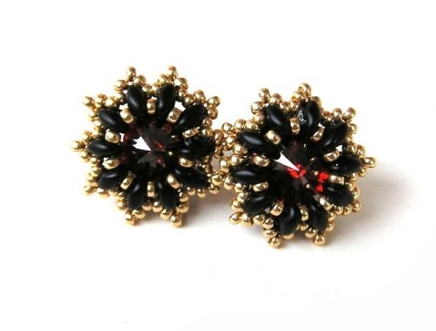 Černé kvítky s červeným očkem červená náušnice zlatá černá šité swarovski rivoli obšívané superduo red magma 