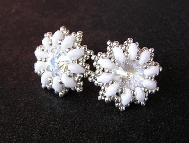 Bílé kvítky náušnice květy svatba šité swarovski stříbrná svatební kvítky bílí 