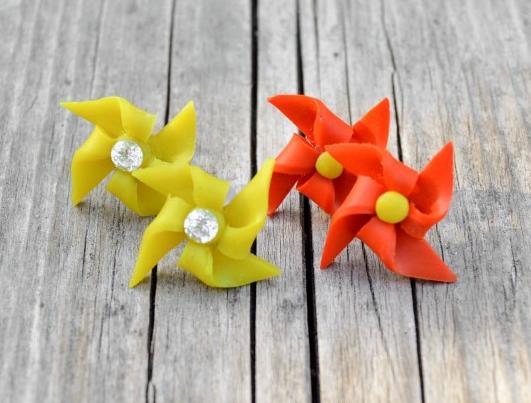 2 druhy větrníčků - náušnice náušnice oranžová žlutá pecky fimo puzety polymer větrníky větrníčky na uši 