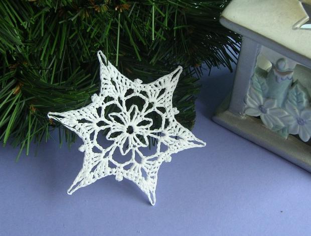 Vánoční hvězdička - č .25 dekorace sníh zima vánoce háčkovaná vánoční háčkování ozdoba háčkované led stromeček hvězdička sněhová vločka sněhová vločka svátky na pověšení vánoční ozdoby vánoční dekorace sněhové vločky háčkované ozdoby háčkované vločky váza s chvojím ozdba na stromeček 