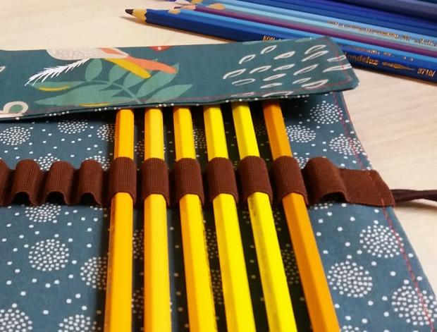 Pastelkovník s džunglí pastelkovník tužky pastelky rolo 