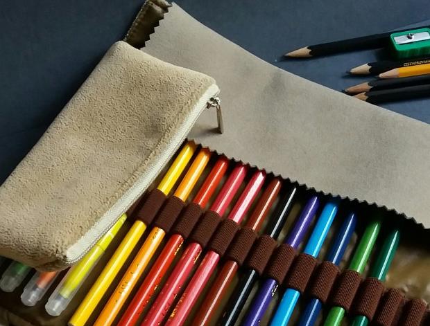 Pastelkovník 24+4 béžový pastelkovník na 24 +4 silné tužk 