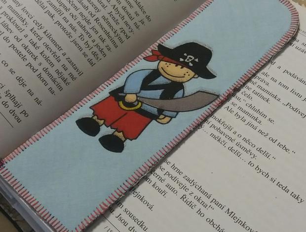 záložka s pirátem textilní záložka do knížky s len 