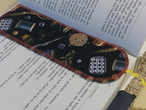 záložka se šitíčkem textilní záložka do knížky s len 