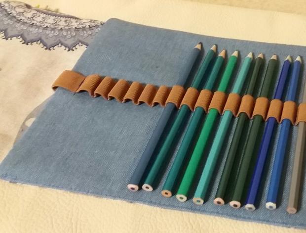 Pastelkovník s modrými mandalami