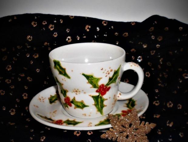 Na kafíčko - O Vánocích červená zelená vánoce hrnek hrneček zlatá vánoční káva cesmína na kafíčko malovaný hrnek malovaný porcelán šálek s podšálkem sváteční hrníček sváteční káva 