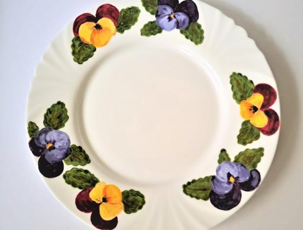 Maceškový talíř květy porcelán veselý macešky květovaný sváteční na stůl okatý ručně malovaný malovaný porcelán malovaný talíř maceškový s maceškami 