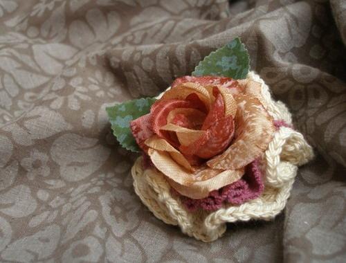 Romantic rose .... brož a sponka brož květina růže kytka háčkované starorůžová button 