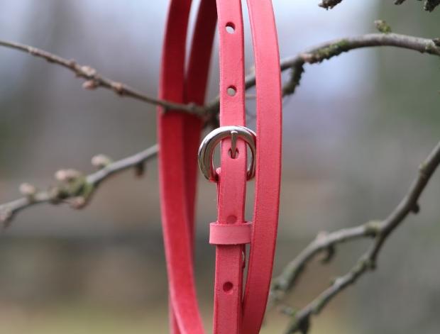 Dírkovaný kožený opasek žlutý