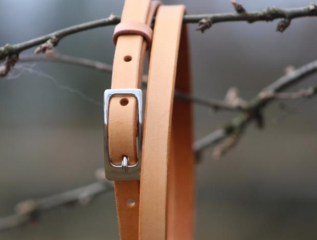 Dírkovaný kožený opasek žlutý