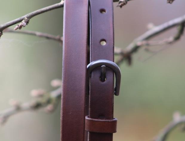 Dírkovaný kožený opasek žlutý