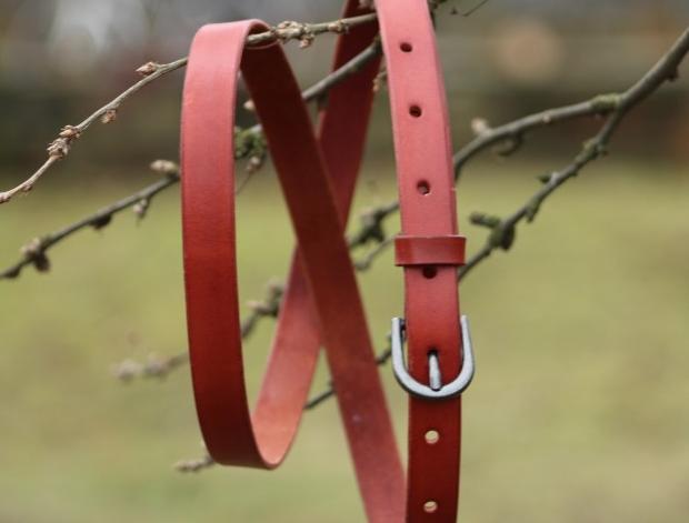 Dírkovaný kožený opasek žlutý