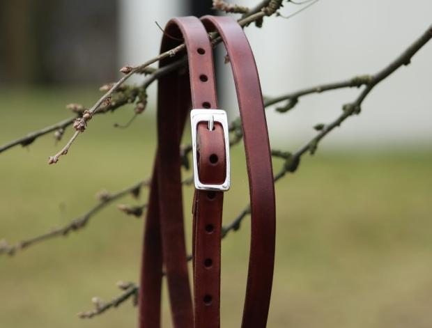 Dírkovaný kožený opasek žlutý