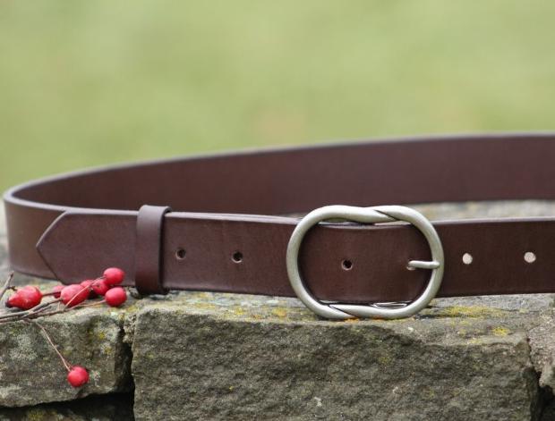 Dírkovaný kožený opasek žlutý