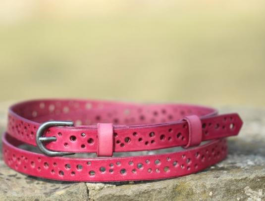 Dírkovaný kožený opasek žlutý