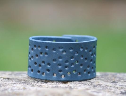 Dírkovaný kožený opasek žlutý