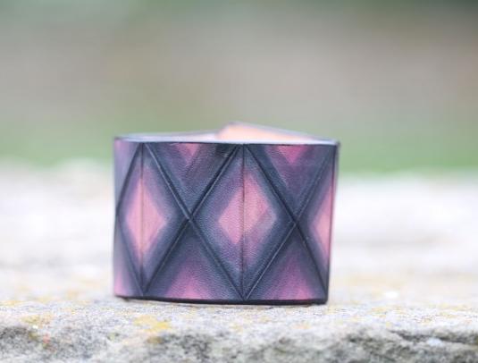 Dírkovaný kožený opasek žlutý