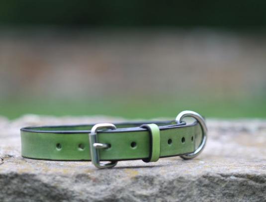 Dírkovaný kožený opasek žlutý