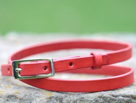 Dírkovaný kožený opasek žlutý