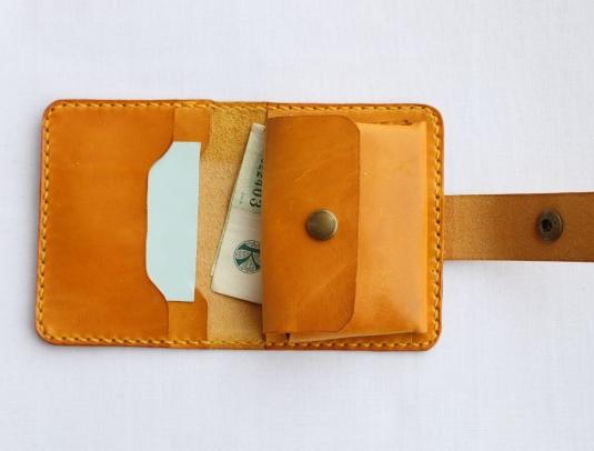 Dírkovaný kožený opasek žlutý