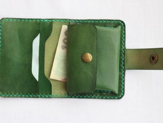 Dírkovaný kožený opasek žlutý