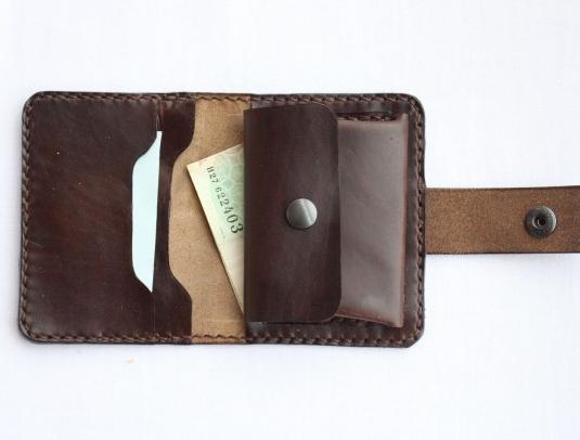 Dírkovaný kožený opasek žlutý