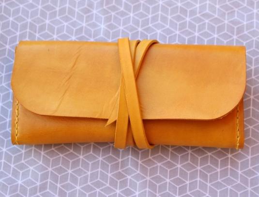 Dírkovaný kožený opasek žlutý