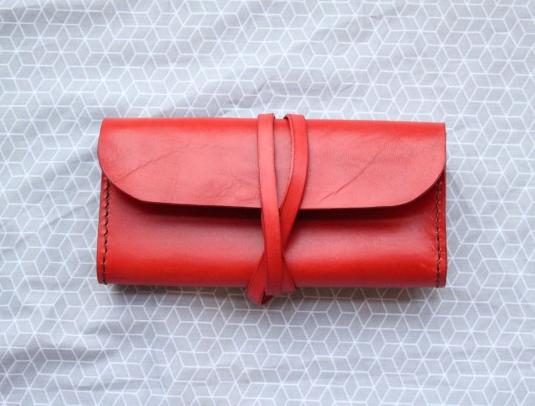 Dírkovaný kožený opasek žlutý